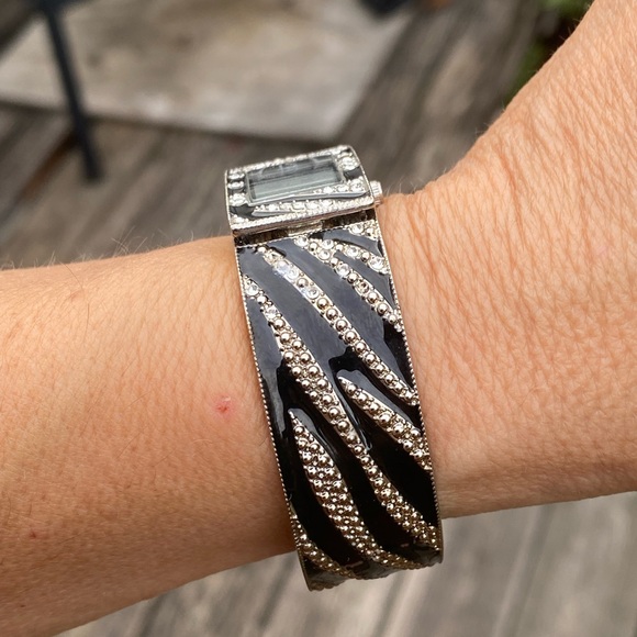 Zebra striped fashion cuff watch Black enamel with marcasite japan movement - Picture 9 of 13